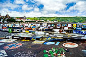 Azzorre, Isola di Faial - Il porto di Horta, i coloratissimi murales dipinti dai velisti nelle loro traversate atlantiche. 